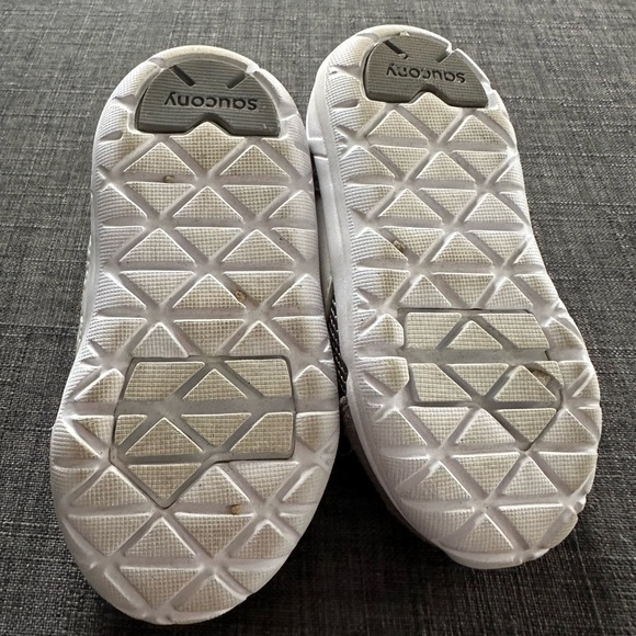 EUC Saucony Runners Size 5.5 - Picture 2 of 3